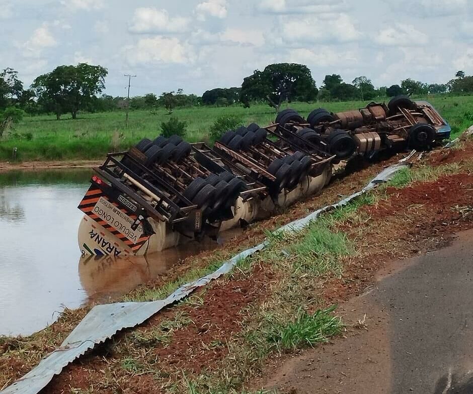 Imagem de compartilhamento para o artigo Carreta tomba na MS-306 próximo a Cassilândia da MS Todo dia